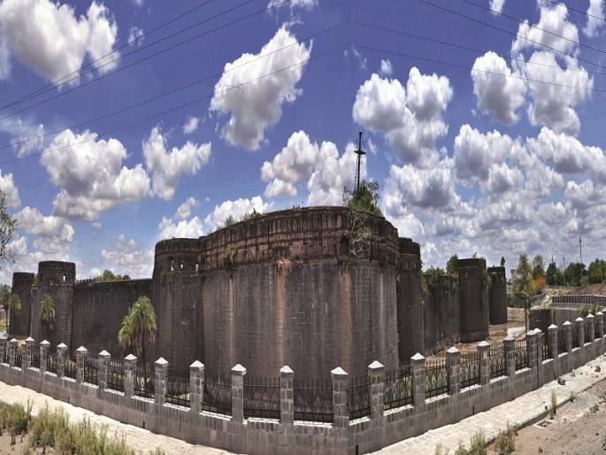 The fort of Bhuikot falls into the bastion of the fort | भुईकोट किल्ल्याच्या बुरुजाला पडल्या भेगा