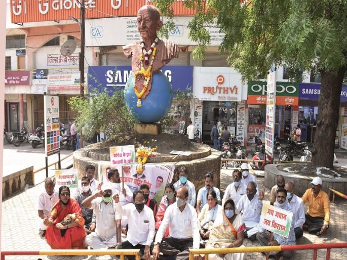 Factionalism erupted in Congress; Demonstration in front of party inspectors | काँग्रेसमधील गटबाजी उफाळली; पक्ष निरीक्षकांसमोरच प्रदर्शन Factionalism erupted in Congress; Demonstration in front of party inspectors | काँग्रेसमधील गटबाजी उफाळली; पक्ष निरीक्षकांसमोरच प्रदर्शन