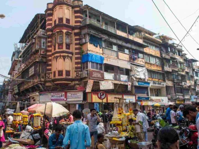 Mumbadevi area is filled with hawkers and customers no road for walking | खरंच...इथं रस्ता शोधावा लागतो! फेरीवाले, ग्राहकांनी व्यापला मुंबादेवी परिसर Mumbadevi area is filled with hawkers and customers no road for walking | खरंच...इथं रस्ता शोधावा लागतो! फेरीवाले, ग्राहकांनी व्यापला मुंबादेवी परिसर