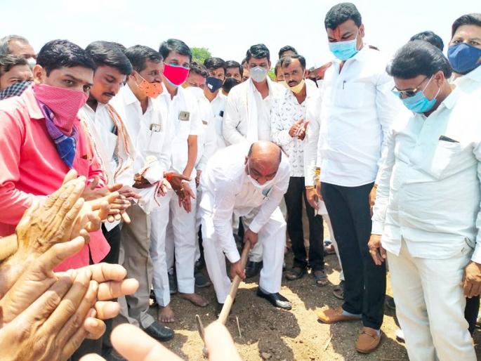 CoronaVirus : 'Minister Sandipan Bhumare left, activists stuck'; Crime on five people at the inauguration of development works by gathering a crowd | CoronaVirus : 'मंत्री सुटले कार्यकर्ते अडकले'; गर्दी जमवून विकास कामांच्या उद्घाटनात पाच जणांवर गुन्हा CoronaVirus : 'Minister Sandipan Bhumare left, activists stuck'; Crime on five people at the inauguration of development works by gathering a crowd | CoronaVirus : 'मंत्री सुटले कार्यकर्ते अडकले'; गर्दी जमवून विकास कामांच्या उद्घाटनात पाच जणांवर गुन्हा