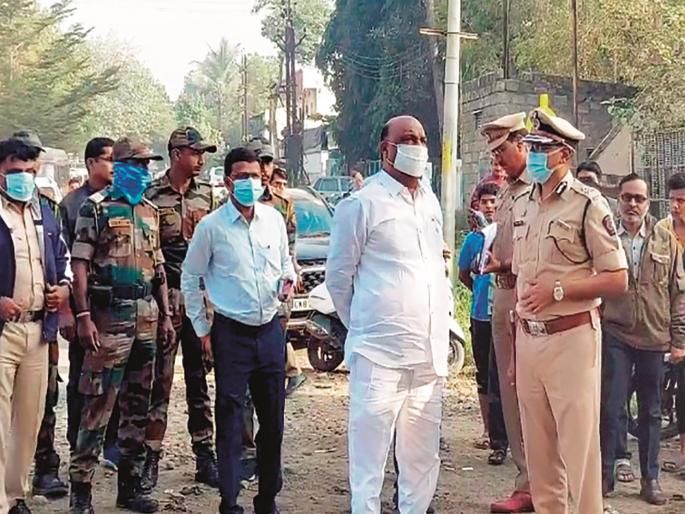 After the sand fire, the public representatives reprimanded the officials of MIDC, Pollution Board | वाळूज आगीनंतर लोकप्रतिनिधींनी एमआयडीसी, प्रदूषण मंडळाच्या अधिकाऱ्यांना खडसावले  After the sand fire, the public representatives reprimanded the officials of MIDC, Pollution Board | वाळूज आगीनंतर लोकप्रतिनिधींनी एमआयडीसी, प्रदूषण मंडळाच्या अधिकाऱ्यांना खडसावले