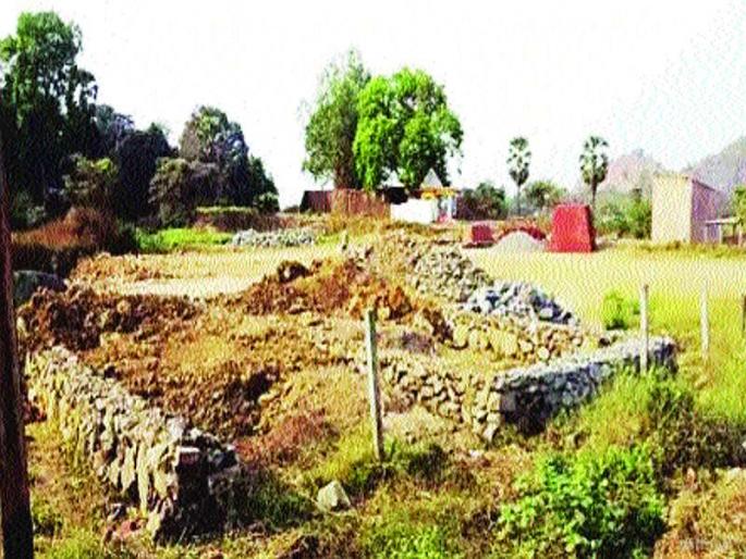 Land occupation of land reserved for reserved land | आरक्षित जागेवर भूमाफियांचा कब्जा Land occupation of land reserved for reserved land | आरक्षित जागेवर भूमाफियांचा कब्जा