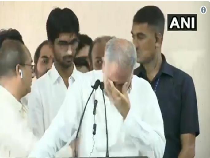 ... when the Chief Minister tears off the emotions | ...जेव्हा मुख्यमंत्री अश्रूंनी भावनांना मोकळी वाट करून देतात