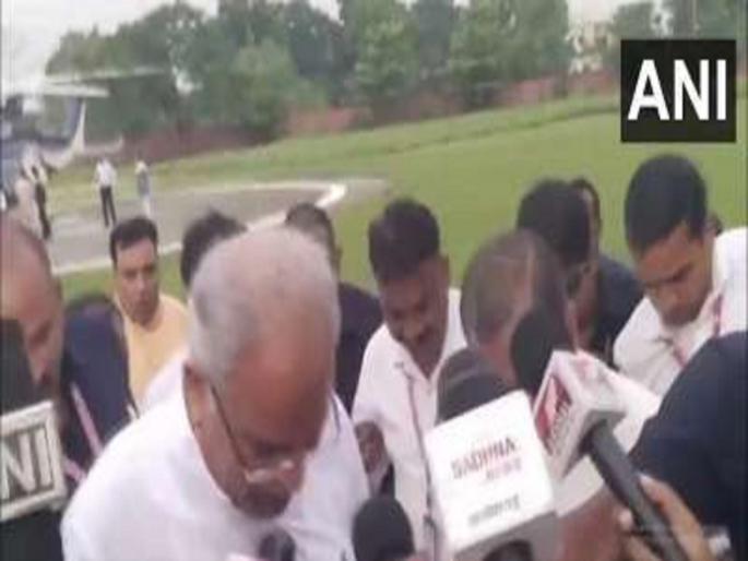 Don't hurt it, says Chhattisgarh CM Bhupesh Baghel after snake appears during his press conference, VIDEO | मुख्यमंत्र्यांच्या पत्रकार परिषदेत घुसला साप, उपस्थितांमध्ये उडाला एकच गोंधळ!