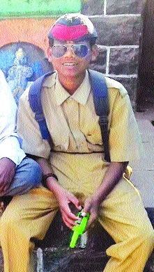 For the stomach, the son became polymorphic, the wandering villagers: the entertainment of the villagers | पोटासाठी मुलगा बनला बहुरुपी, गावोगावी भटकंती : हजरजबाबीपणामुळे ग्रामस्थांची करमणूक For the stomach, the son became polymorphic, the wandering villagers: the entertainment of the villagers | पोटासाठी मुलगा बनला बहुरुपी, गावोगावी भटकंती : हजरजबाबीपणामुळे ग्रामस्थांची करमणूक