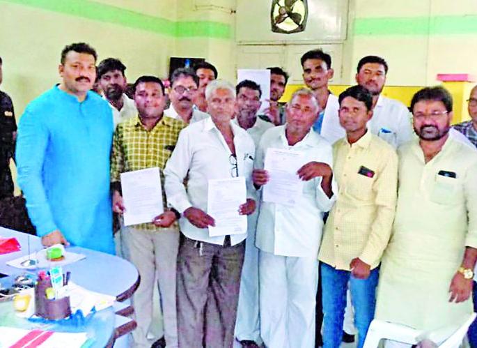 Land acquisition money for farmers received after two years | दोन वर्षांनंंतर मिळाले शेतकऱ्यांना भूसंपादनाचे पैसे Land acquisition money for farmers received after two years | दोन वर्षांनंंतर मिळाले शेतकऱ्यांना भूसंपादनाचे पैसे