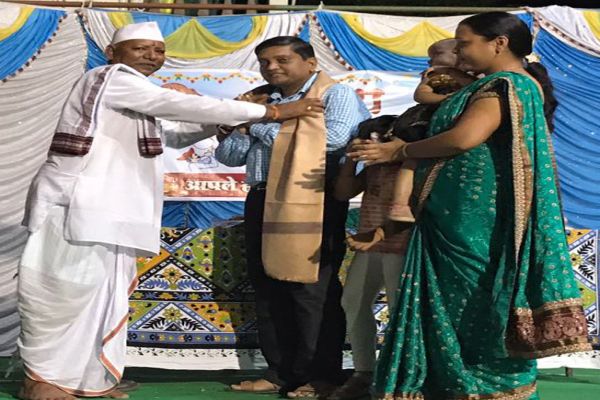 Felicitated mothers who received Kanyaratna in Bhusaval | भुसावळात कन्यारत्न प्राप्त मातापित्यांचा सत्कार Felicitated mothers who received Kanyaratna in Bhusaval | भुसावळात कन्यारत्न प्राप्त मातापित्यांचा सत्कार