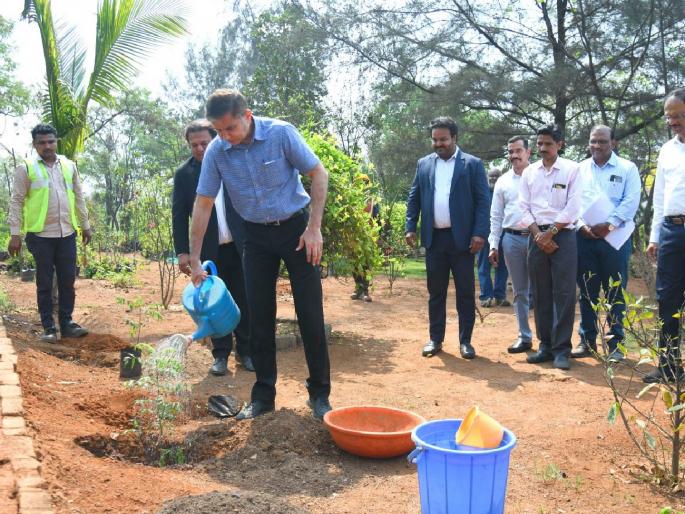 instructions for timely disposal of waste bmc commissioner's visit to kanjoor dumping ground | कचऱ्याची विल्हेवाट वेळेत लावण्याचे निर्देश; कांजूर डम्पिंग ग्राउंडला आयुक्तांची भेट  instructions for timely disposal of waste bmc commissioner's visit to kanjoor dumping ground | कचऱ्याची विल्हेवाट वेळेत लावण्याचे निर्देश; कांजूर डम्पिंग ग्राउंडला आयुक्तांची भेट