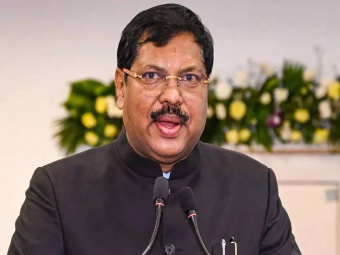 Lawyer throws object at Chief Justice B.R. Gavai, chaos during hearing in Supreme Court | सरन्यायाधीश बी.आर. गवई यांच्यावर वकिलाने वस्तू फेकली, सर्वोच्च न्यायालयात सुनावणीवेळी गोंधळ