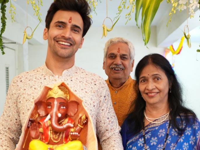 Bhushan Pradhan celebrate last ganesh utsav at mumbai home reason behind | भूषण प्रधानच्या घरी यंदा शेवटचा गणेशोत्सव, अभिनेत्याने केली निरोपाची आरती, काय आहे कारण? Bhushan Pradhan celebrate last ganesh utsav at mumbai home reason behind | भूषण प्रधानच्या घरी यंदा शेवटचा गणेशोत्सव, अभिनेत्याने केली निरोपाची आरती, काय आहे कारण?