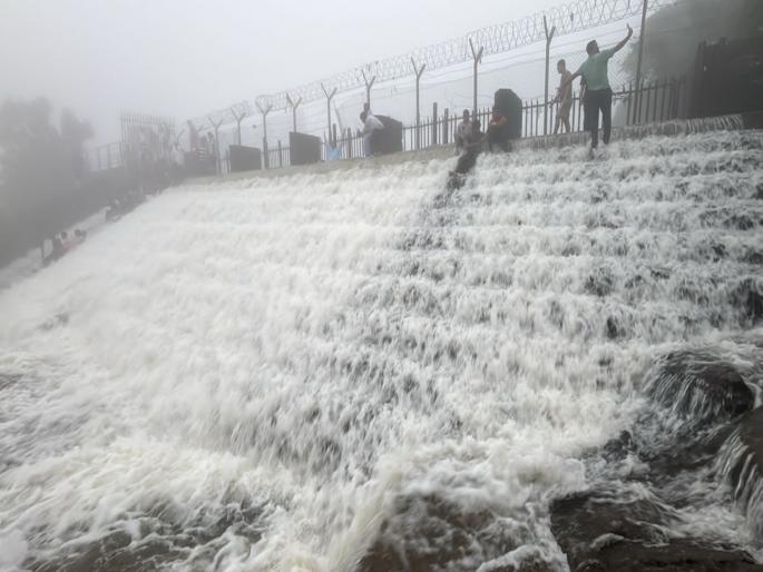Bhushi Dam overflows! It started overflowing 15 days in advance, creating an atmosphere of joy among tourists | Bhushi Dam Lonavala: भुशी धरण ओव्हर फ्लो! १५ दिवस अगोदरच ओसंडून वाहू लागले, पर्यटकांमध्ये आनंदाचे वातावरण Bhushi Dam overflows! It started overflowing 15 days in advance, creating an atmosphere of joy among tourists | Bhushi Dam Lonavala: भुशी धरण ओव्हर फ्लो! १५ दिवस अगोदरच ओसंडून वाहू लागले, पर्यटकांमध्ये आनंदाचे वातावरण