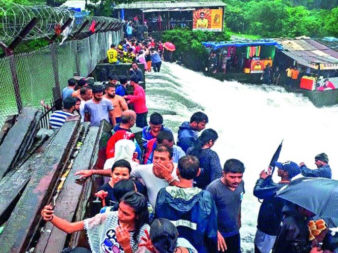 Destruction of tourists on Bhushi | ‘भुशी’वर पर्यटकांचा हिरमोड Destruction of tourists on Bhushi | ‘भुशी’वर पर्यटकांचा हिरमोड