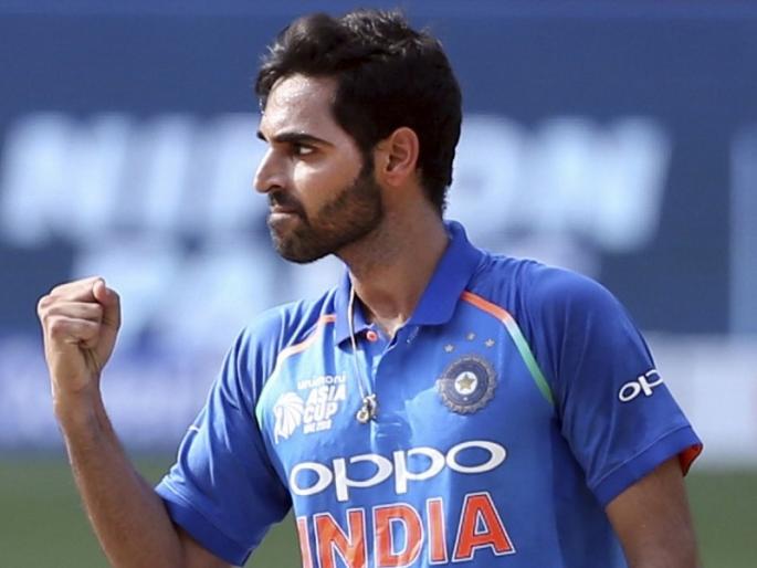 India vs Australia 2nd ODI: Bhuvneshwar Kumar used shoes for yorker practice | India vs Australia 2nd ODI : भुवनेश्वर कुमारची यॉर्करसाठी 'शूज' टेक्निक, पाहून आश्चर्य वाटेल