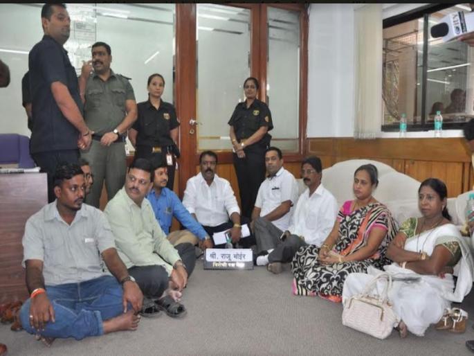 Mayor resigns from the opposition party's appointment; In the Dalanan army, the corporators are determined | विरोधी पक्ष नेत्याच्या नियुक्तीवरुन सेनेकडून महापौरांची पुन्हा कोंडी; दालनात सेना नगरसेवकांचा ठिय्या Mayor resigns from the opposition party's appointment; In the Dalanan army, the corporators are determined | विरोधी पक्ष नेत्याच्या नियुक्तीवरुन सेनेकडून महापौरांची पुन्हा कोंडी; दालनात सेना नगरसेवकांचा ठिय्या