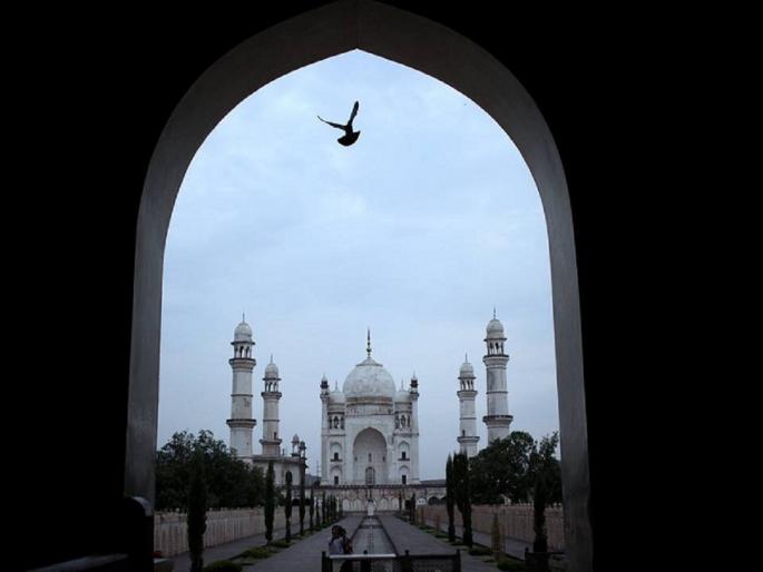 Historical Buildings in Aurangabad Now 'QR Coded'; Easy information for tourists | औरंगाबादमधील ऐतिहासिक इमारतींना आता ‘क्यूआर कोड’; पर्यटकांना मिळणार सहज माहिती Historical Buildings in Aurangabad Now 'QR Coded'; Easy information for tourists | औरंगाबादमधील ऐतिहासिक इमारतींना आता ‘क्यूआर कोड’; पर्यटकांना मिळणार सहज माहिती