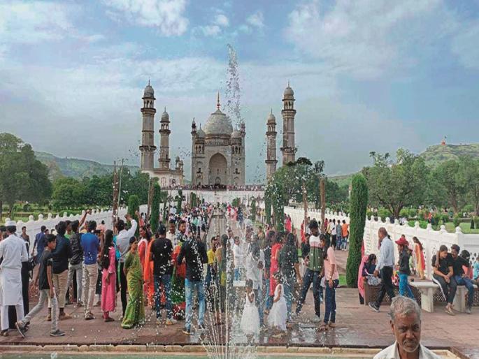 Ah, 'waiting' to watch 'Dakkhan Ka Taj'; Record tourist rush on Independence Day | अहो, ‘दख्खन का ताज’ पाहण्यासाठी ‘वेटिंग’; स्वातंत्र्यदिनी पर्यटकांच्या गर्दीचा विक्रम Ah, 'waiting' to watch 'Dakkhan Ka Taj'; Record tourist rush on Independence Day | अहो, ‘दख्खन का ताज’ पाहण्यासाठी ‘वेटिंग’; स्वातंत्र्यदिनी पर्यटकांच्या गर्दीचा विक्रम