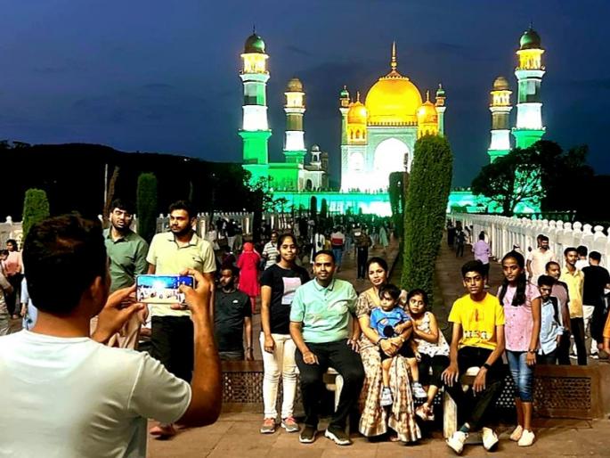 Consecutive holidays make the tourist town bustling; Crowd of tourists | सलग सुट्यांनी पर्यटननगरी गजबजली; पर्यटकांची तोबा गर्दी Consecutive holidays make the tourist town bustling; Crowd of tourists | सलग सुट्यांनी पर्यटननगरी गजबजली; पर्यटकांची तोबा गर्दी