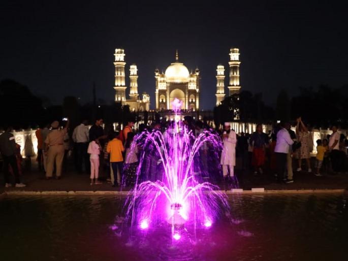 Tourists are in awe of the night time atmosphere of 'Dakkhan Ka Taj'; 61 fountains, 725 lamps illuminated Bibi Ka Maqbara | ६१ कारंजे, ७२५ दिव्यांची रोषणाई; ‘दख्खन का ताज’च्या रात्रीच्या सौदर्याची पर्यटकांना भूरळ Tourists are in awe of the night time atmosphere of 'Dakkhan Ka Taj'; 61 fountains, 725 lamps illuminated Bibi Ka Maqbara | ६१ कारंजे, ७२५ दिव्यांची रोषणाई; ‘दख्खन का ताज’च्या रात्रीच्या सौदर्याची पर्यटकांना भूरळ