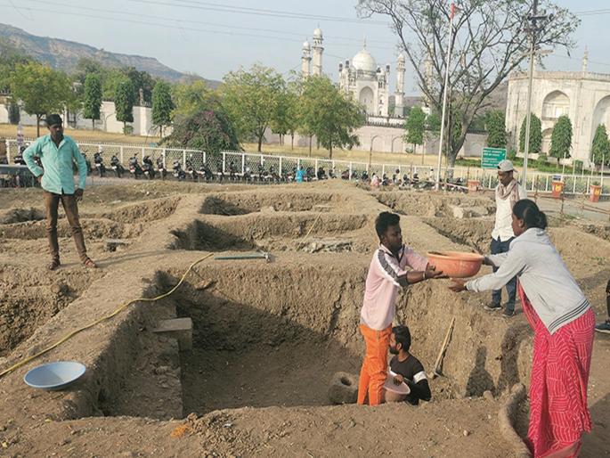 Re-excavation begins at Bibi Ka Maqabara area; The mystery of the remains will be revealed | बीबी का मकबरा परिसरात पुन्हा उत्खनन सुरू; अवशेषांचे रहस्य उलगडणार Re-excavation begins at Bibi Ka Maqabara area; The mystery of the remains will be revealed | बीबी का मकबरा परिसरात पुन्हा उत्खनन सुरू; अवशेषांचे रहस्य उलगडणार
