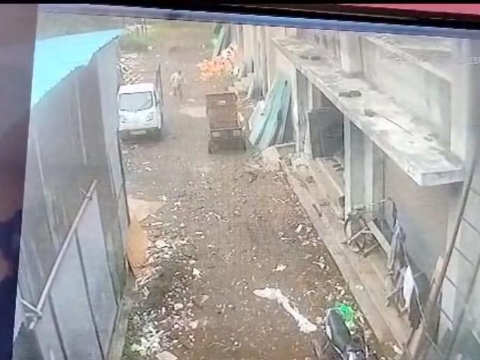 A leopard attacked a laborer in Hingana area, two were injured horrible cctv Video out | थरकाप उडविणारा Video! हिंगणा परिसरात बिबट्याचा मजुरावर हल्ला, दोघे जखमी A leopard attacked a laborer in Hingana area, two were injured horrible cctv Video out | थरकाप उडविणारा Video! हिंगणा परिसरात बिबट्याचा मजुरावर हल्ला, दोघे जखमी