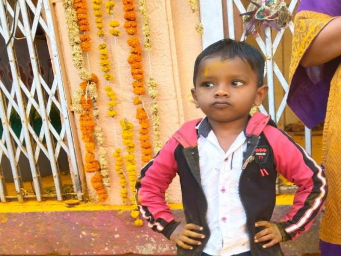 Speeding tempo pedestrian hits family Death of a six year old child | Pune: भरधाव टेम्पोची पादचारी कुटुंबाला धडक; सहा वर्षांच्या बालकाचा मृत्यू Speeding tempo pedestrian hits family Death of a six year old child | Pune: भरधाव टेम्पोची पादचारी कुटुंबाला धडक; सहा वर्षांच्या बालकाचा मृत्यू