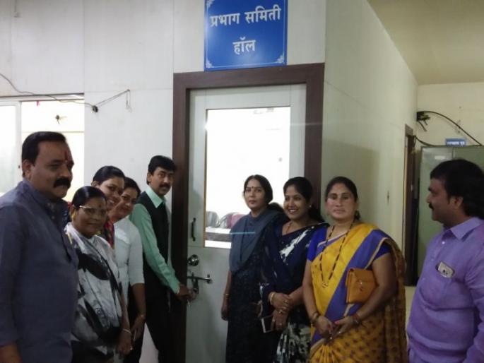 The ward committee locked; Corporators' agitation in Bibwewadi regional office | प्रभाग समिती हॉलला ठोकले टाळे; बिबवेवाडी क्षेत्रीय कार्यालयात नगरसेवकांचे आंदोलन The ward committee locked; Corporators' agitation in Bibwewadi regional office | प्रभाग समिती हॉलला ठोकले टाळे; बिबवेवाडी क्षेत्रीय कार्यालयात नगरसेवकांचे आंदोलन