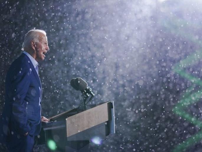 Joe Biden Continued His Rally Despite Pouring Rain and Its Winning the Internet | US Election: महाराष्ट्रानंतर आता अमेरिकेतही गाजतेय पावसातील सभा; बायडन यांचं जोरदार भाषण Joe Biden Continued His Rally Despite Pouring Rain and Its Winning the Internet | US Election: महाराष्ट्रानंतर आता अमेरिकेतही गाजतेय पावसातील सभा; बायडन यांचं जोरदार भाषण