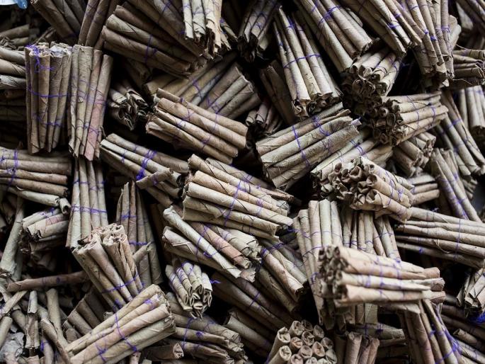 Cinestyle loot on the highway, 'Bidi' worth 24 lakhs looted in the truck next to the road! | हायवेवर सिनेस्टाईल डल्ला, रस्त्यालगतच्या ट्रकमधील २४ लाखांची ‘बिडी’ लंपास! Cinestyle loot on the highway, 'Bidi' worth 24 lakhs looted in the truck next to the road! | हायवेवर सिनेस्टाईल डल्ला, रस्त्यालगतच्या ट्रकमधील २४ लाखांची ‘बिडी’ लंपास!