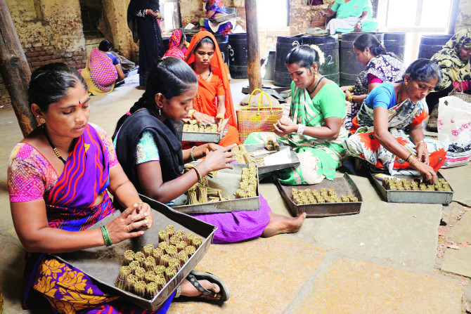 Uprising on the video industry in Solapur; Fifteen thousand workers cut in five years | सोलापुरातील विडी उद्योगावर गंडांतर; पाच वर्षांत पंधरा हजार कामगारांची कपात Uprising on the video industry in Solapur; Fifteen thousand workers cut in five years | सोलापुरातील विडी उद्योगावर गंडांतर; पाच वर्षांत पंधरा हजार कामगारांची कपात