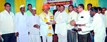 200 lac MT of sugar will remain. P. PATIL: fear of falling sugar prices; Felicitated at Moorugud | २०० लाख मेट्रिक टन साखर शिल्लक राहणार के. पी. पाटील : साखरेचे दर पडण्याची भीती; मुरगूड येथे सत्कार 200 lac MT of sugar will remain. P. PATIL: fear of falling sugar prices; Felicitated at Moorugud | २०० लाख मेट्रिक टन साखर शिल्लक राहणार के. पी. पाटील : साखरेचे दर पडण्याची भीती; मुरगूड येथे सत्कार