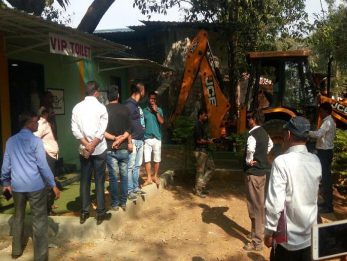 Action by Lonavla Municipal Council on 13 unauthorized VIP toilets of Big Boss | बिग बॉसच्या १३ अनधिकृत व्हीआयपी शौचालयावर लोणावळा नगरपरिषदेची कारवाई 