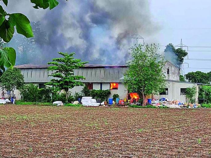 Fire at chemical fertilizer company: Loss of lakhs of rupees | रासायनिक खताच्या कंपनीला आग : लाखाे रुपयांचे नुकसान Fire at chemical fertilizer company: Loss of lakhs of rupees | रासायनिक खताच्या कंपनीला आग : लाखाे रुपयांचे नुकसान