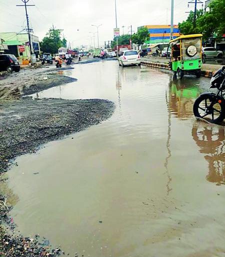 Even after the complaints of the corporators, the pit did not end | नगरसेवकांच्या तक्रारीनंतरही खड्डा बुजत नाही Even after the complaints of the corporators, the pit did not end | नगरसेवकांच्या तक्रारीनंतरही खड्डा बुजत नाही