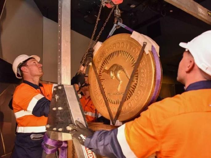World largest gold coin perth mint exhibition in New York | बाबो! हे आहे जगातलं सर्वात मोठं सोन्याचं नाणं, वजन आहे एक टन! World largest gold coin perth mint exhibition in New York | बाबो! हे आहे जगातलं सर्वात मोठं सोन्याचं नाणं, वजन आहे एक टन!