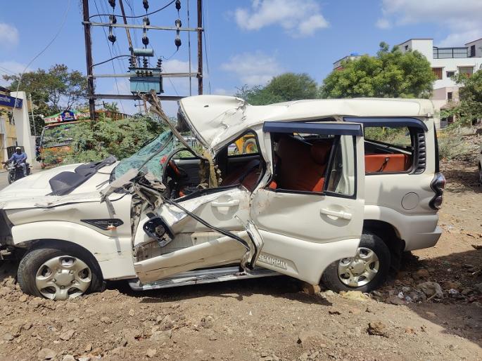Terrible accident on Pune-Solapur highway, Eicher hit by jeep; One dead, nine injured | पुणे-सोलापूर महामार्गावर भीषण अपघात, आयशरला जीपची धडक; एकाचा मृत्यू, नऊजण जखमी Terrible accident on Pune-Solapur highway, Eicher hit by jeep; One dead, nine injured | पुणे-सोलापूर महामार्गावर भीषण अपघात, आयशरला जीपची धडक; एकाचा मृत्यू, नऊजण जखमी