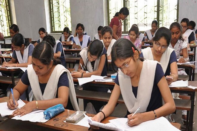 At the Examination Center, 4,000 students are giving the exam of XII | १०२ परीक्षा केंद्रावर ५१ हजार विद्यार्थी देताहेत बारावीची परीक्षा At the Examination Center, 4,000 students are giving the exam of XII | १०२ परीक्षा केंद्रावर ५१ हजार विद्यार्थी देताहेत बारावीची परीक्षा