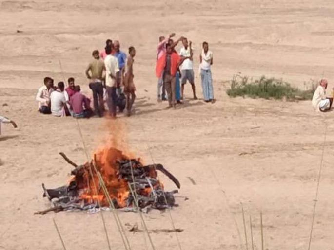 three children burnt alive in bihars gaya during holika dahan another one critical | जिथे होळी पेटली, तिथेच चिता पेटवण्याची वेळ; तीन चिमुरडी होरपळल्यानं गावावर शोककळा three children burnt alive in bihars gaya during holika dahan another one critical | जिथे होळी पेटली, तिथेच चिता पेटवण्याची वेळ; तीन चिमुरडी होरपळल्यानं गावावर शोककळा