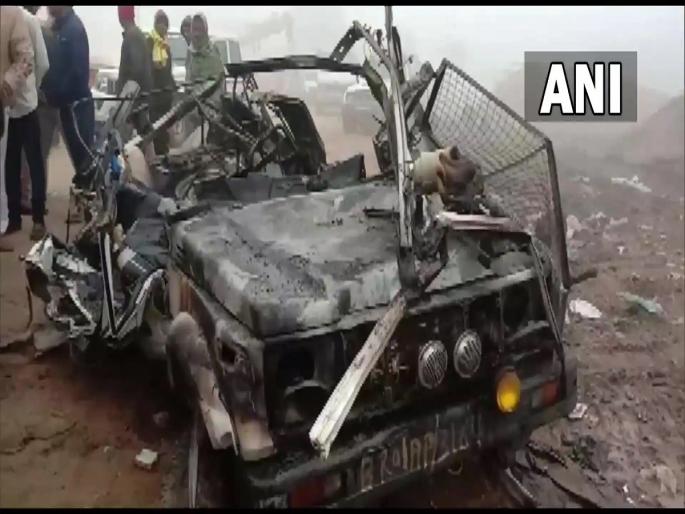 Bihar News | Patna Road Accident | Truck Overturns On Police Gypsy, 3 Policemen Killed and 2 injured | Accident: पोलीस जिप्सीवर ट्रक उलटला, भीषण स्फोटानंतर लागलेल्या आगीत तीन पोलिसांचा होरपळून मृत्यू Bihar News | Patna Road Accident | Truck Overturns On Police Gypsy, 3 Policemen Killed and 2 injured | Accident: पोलीस जिप्सीवर ट्रक उलटला, भीषण स्फोटानंतर लागलेल्या आगीत तीन पोलिसांचा होरपळून मृत्यू