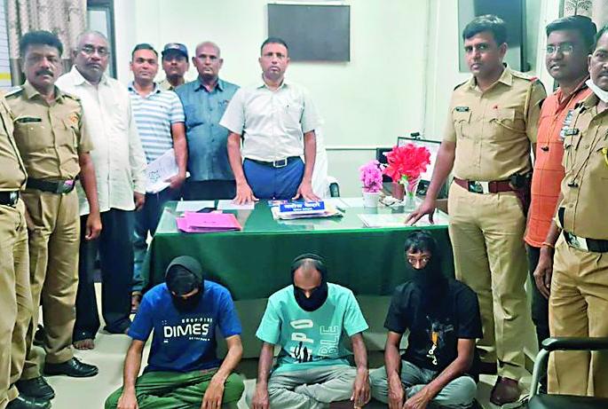 three thugs arrested in Bihar for defrauding worth 10 lakhs from yavatmal trader | यवतमाळच्या व्यापाऱ्याला १० लाखांनी फसवणाऱ्या तीन ठगांना बिहारमधून अटक three thugs arrested in Bihar for defrauding worth 10 lakhs from yavatmal trader | यवतमाळच्या व्यापाऱ्याला १० लाखांनी फसवणाऱ्या तीन ठगांना बिहारमधून अटक