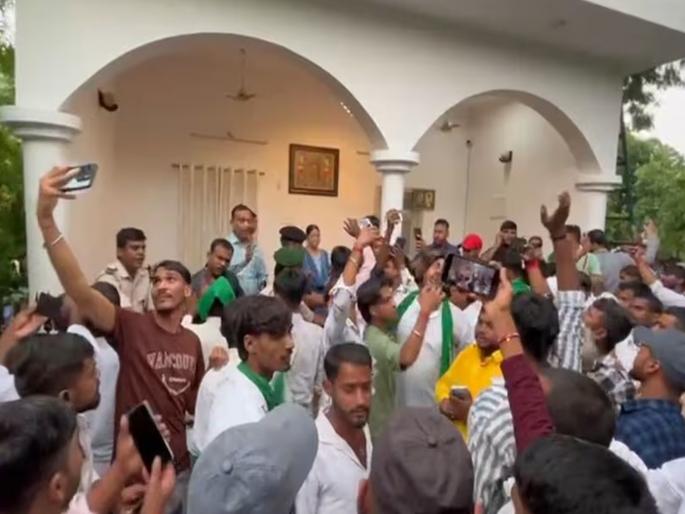 In Bihar, Lalu Prasad Yadav's residence was in a ruckus over his candidature, activists entered the house, said, "We... | बिहारमध्ये लालू यादवांच्या निवासस्थांनी उमेदवारीवरून गोंधळ, घरात घुसले कार्यकर्ते, म्हणाले, आम्हाला...  
