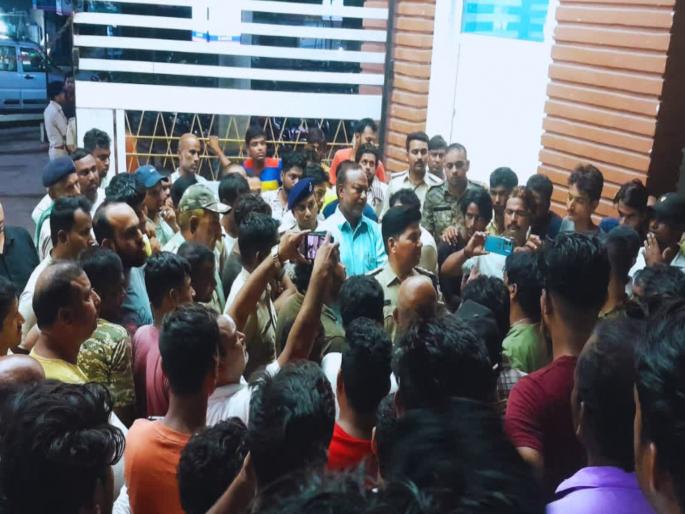 Patient who had come for a kidney stone operation in Bihar died his family created a ruckus | किडनी स्टोनच्या शस्त्रक्रियेनंतर रुग्णाचा मृत्यू; मृतदेह लपवून पैसे लुटले, ICU मध्ये घुसताच डॉक्टर फरार