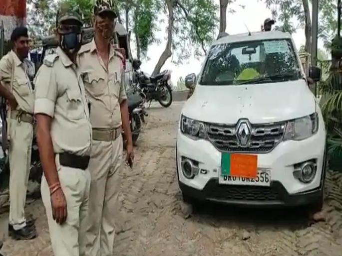 bihar smugglers smuggling liquor by putting bjp board on vehicle police arrested | अरे तस्करी करताय की मस्करी? कारवर भाजपचा बोर्ड लावून दारू घेऊन निघाले; पण... bihar smugglers smuggling liquor by putting bjp board on vehicle police arrested | अरे तस्करी करताय की मस्करी? कारवर भाजपचा बोर्ड लावून दारू घेऊन निघाले; पण...