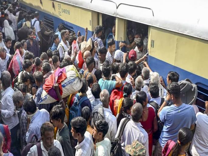 Train from Mumbai to Bihar was crowded; 3 passengers fell from the moving train, 2 died at Nashik | मुंबईहून बिहारला जाणाऱ्या ट्रेनमध्ये खचाखच गर्दी; धावत्या रेल्वेतून ३ प्रवाशी पडले, २ मृत्यू Train from Mumbai to Bihar was crowded; 3 passengers fell from the moving train, 2 died at Nashik | मुंबईहून बिहारला जाणाऱ्या ट्रेनमध्ये खचाखच गर्दी; धावत्या रेल्वेतून ३ प्रवाशी पडले, २ मृत्यू
