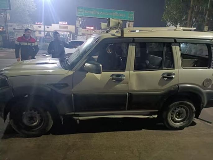 The sand mafia poured petrol on the jawans along with the mining inspector, they were about to burn them alive... | Crime: वाळू माफियांनी खाण इन्स्पेक्टरसह जवानांवर टाकलं पेट्रोल, जिवंत जाळणार तेवढ्यात... The sand mafia poured petrol on the jawans along with the mining inspector, they were about to burn them alive... | Crime: वाळू माफियांनी खाण इन्स्पेक्टरसह जवानांवर टाकलं पेट्रोल, जिवंत जाळणार तेवढ्यात...