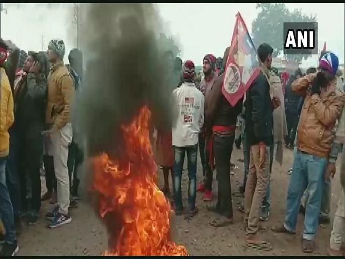 CAA Protest: Rail, bus traffic affected in parts of Bihar; Uttar Pradesh schools, colleges call for holiday | CAA Protest : देशात संतापाची लाट कायम; उत्तर प्रदेशात शाळा-महाविद्यालयांना सुट्टी, बिहार बंदची हाक CAA Protest: Rail, bus traffic affected in parts of Bihar; Uttar Pradesh schools, colleges call for holiday | CAA Protest : देशात संतापाची लाट कायम; उत्तर प्रदेशात शाळा-महाविद्यालयांना सुट्टी, बिहार बंदची हाक