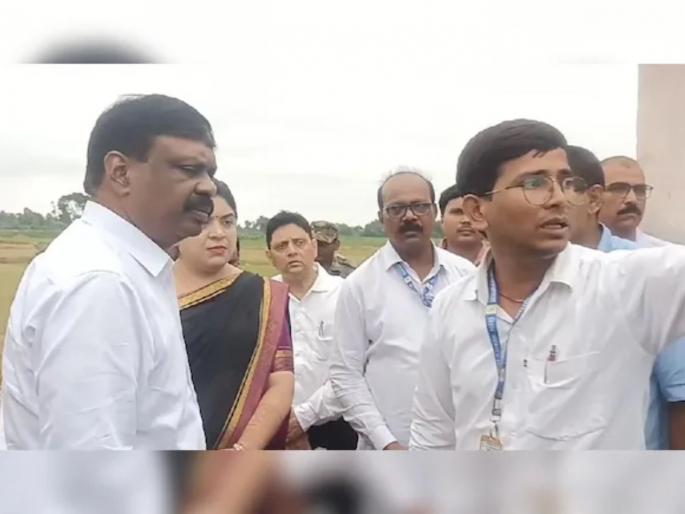 bihar teachers education officer criminal rajesh yadav jamui district | भयंकर! "सर, आमचा जीव वाचवा..."; गुंडांच्या भीतीने शिक्षकांनी अधिकाऱ्यांसमोर जोडले हात bihar teachers education officer criminal rajesh yadav jamui district | भयंकर! "सर, आमचा जीव वाचवा..."; गुंडांच्या भीतीने शिक्षकांनी अधिकाऱ्यांसमोर जोडले हात