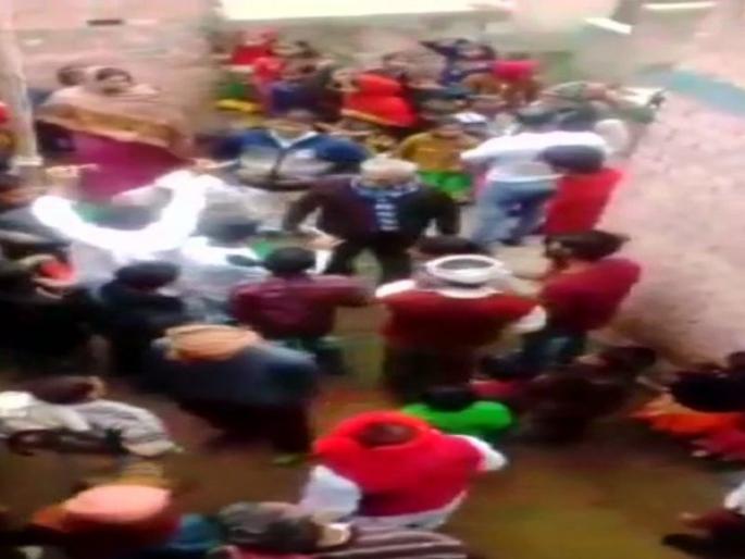 scuffle broke out in a bihar school after teacher refuses to say vande mataram | वंदे मातरम् म्हणणं संविधानात अनिवार्य नाही; मुस्लिम शिक्षकाच्या दाव्यानंतर शाळेत राडा scuffle broke out in a bihar school after teacher refuses to say vande mataram | वंदे मातरम् म्हणणं संविधानात अनिवार्य नाही; मुस्लिम शिक्षकाच्या दाव्यानंतर शाळेत राडा