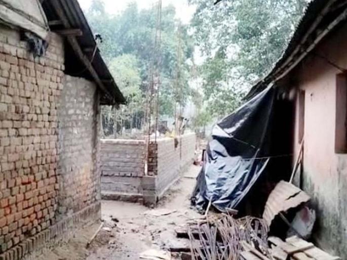 wood cutter become millionaire lottery ticket police sdm investigation kishanganj bihar | एका रात्रीत लाकूडतोड्या करोडपती; नातेवाईकांना बाईक गिफ्ट करून अचानक फरार अन् मग... wood cutter become millionaire lottery ticket police sdm investigation kishanganj bihar | एका रात्रीत लाकूडतोड्या करोडपती; नातेवाईकांना बाईक गिफ्ट करून अचानक फरार अन् मग...