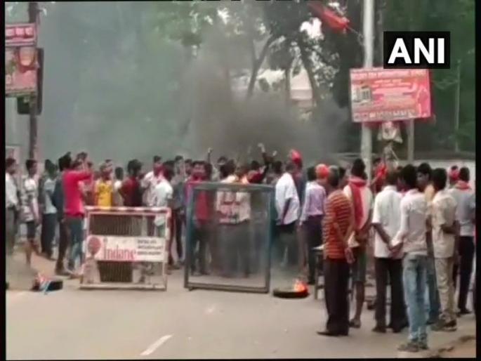 bharat bandh against reservation violent protests in bihar | Bharat Bandh: आरक्षणविरोधी आंदोलनाला हिंसक वळण; अनेक भागांमध्ये जाळपोळीच्या घटना bharat bandh against reservation violent protests in bihar | Bharat Bandh: आरक्षणविरोधी आंदोलनाला हिंसक वळण; अनेक भागांमध्ये जाळपोळीच्या घटना