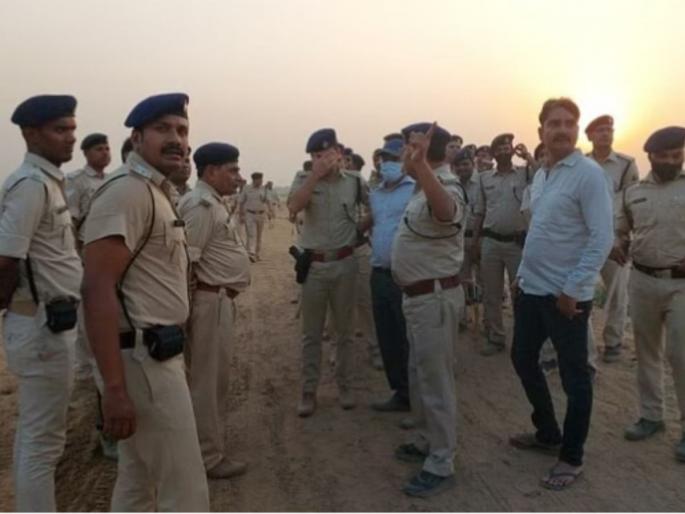 patna sand mafia beat up female mining inspector by running on bihta ara nh road | खळबळजनक! वाळू माफियांनी महिला इन्स्पेक्टरला फरफटत नेलं; पोलिसांना पाठलाग करून मारहाण patna sand mafia beat up female mining inspector by running on bihta ara nh road | खळबळजनक! वाळू माफियांनी महिला इन्स्पेक्टरला फरफटत नेलं; पोलिसांना पाठलाग करून मारहाण